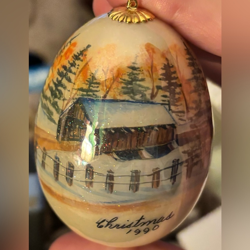 Christmas in the woods.Hand Painted Hand Crafted Real Hen Eggshell
Вy,Clara Lee